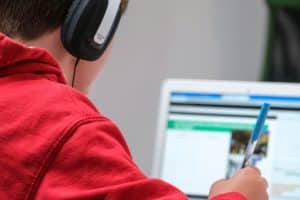 Criança estudando com computador